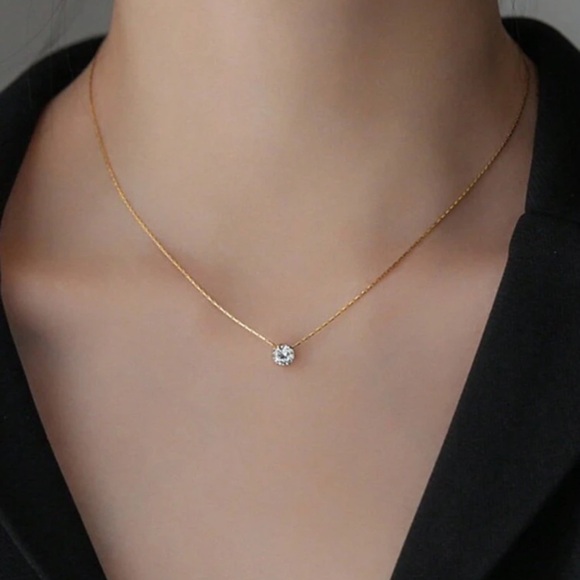 New faux diamond necklace - Picture 2 of 3